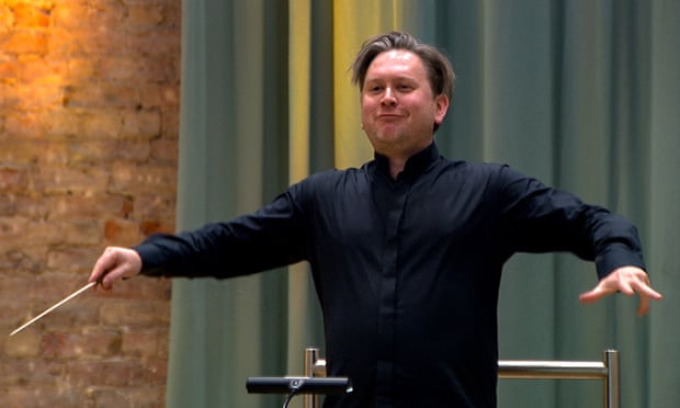 Making his debute with the Hallé, conductor Jonathan Bloxham. 